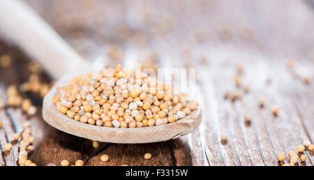 Senfkörner auf einen Kochlöffel (close-up erschossen) Stockfoto