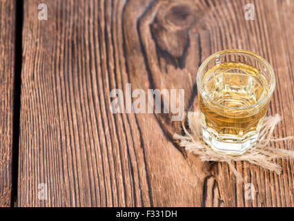 Glas mit Apfel Likör auf dunkle Vintage Holz-Hintergrund Stockfoto