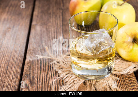 Glas mit Apfel Likör auf dunkle Vintage Holz-Hintergrund Stockfoto