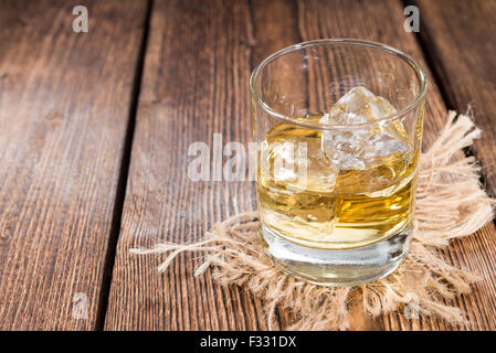 Glas mit Apfel Likör auf dunkle Vintage Holz-Hintergrund Stockfoto