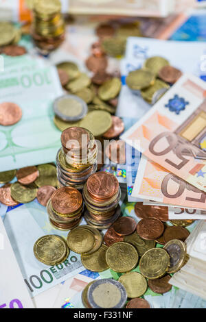 Euro-Münzen (auf Banknoten) als detaillierte Nahaufnahme gestapelt Stockfoto