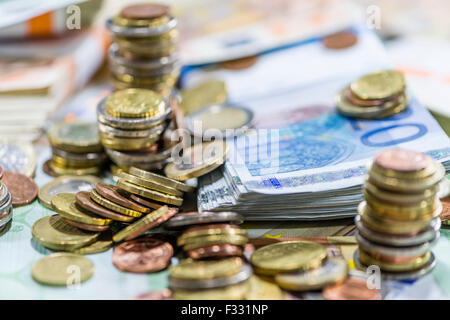 Euro-Münzen (auf Banknoten) als detaillierte Nahaufnahme gestapelt Stockfoto