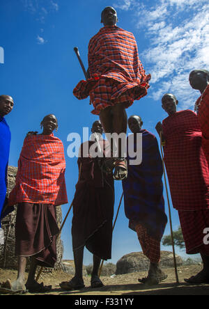 Tansania, Ashura Region, Ngorongoro Conservation Area, Maasai Männern die Krieger Tanz Stockfoto