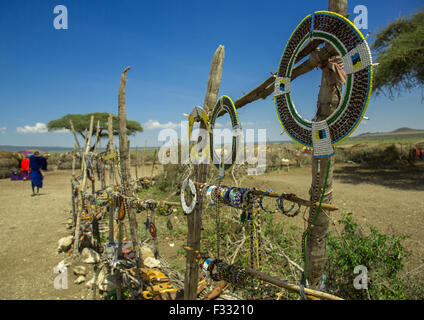 Tansania, Arusha Region, Ngorongoro Conservation Area, Massai Perlen, Armbänder und Halsketten für Verkauf auf einem Dorfmarkt Stockfoto