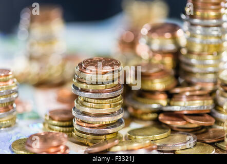 Euro-Münzen (auf Banknoten) als detaillierte Nahaufnahme gestapelt Stockfoto