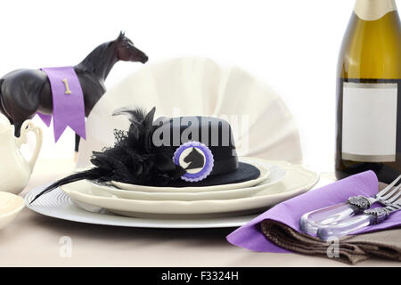 Pferderennen-Ladies Lunch feinen Esstisch Einstellung mit kleinen schwarzen Fascinator Hut, Dekorationen und Champagner. Stockfoto