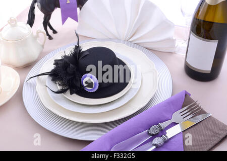 Pferderennen-Ladies Lunch feinen Esstisch Einstellung mit kleinen schwarzen Fascinator Hut, Dekorationen und Champagner. Stockfoto