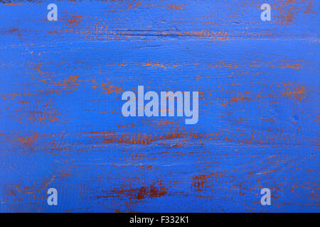 Dunkel blau rustikal notleidenden auf neu gewonnenem Holz Hintergrund Stockfoto