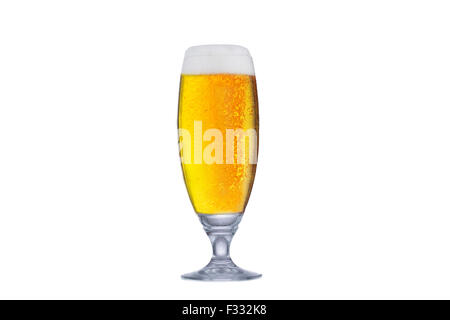 Glas frisch gezapftes Bier mit Kappe aus Schaumstoff isoliert auf weißem Hintergrund. Stockfoto