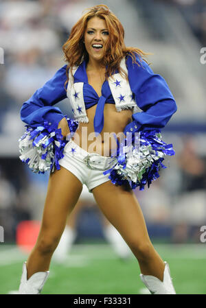 27. September 2015: The Dallas Cowboys Cheerleaders führen bei einem NFL-Football-Spiel zwischen den Atlanta Falcons und die Dallas Cowboys im AT&T Stadium in Arlington, TX Atlanta besiegte Dallas 39-28 Albert Pena/CSM Stockfoto