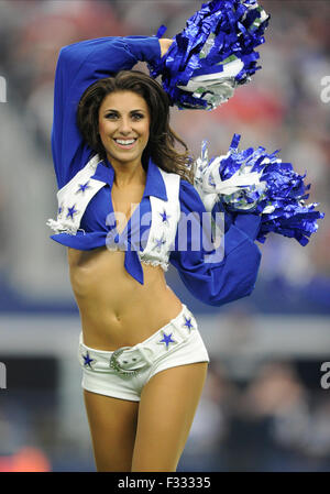 27. September 2015: The Dallas Cowboys Cheerleaders führen bei einem NFL-Football-Spiel zwischen den Atlanta Falcons und die Dallas Cowboys im AT&T Stadium in Arlington, TX Atlanta besiegte Dallas 39-28 Albert Pena/CSM Stockfoto