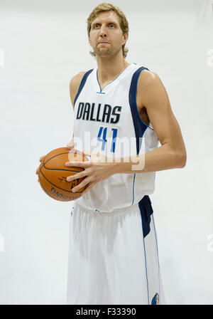 Dallas, TX, USA. 28. Sep, 2015. 28. September 2015: Dallas Mavericks vorwärts Dirk Nowitzki #41 während der Dallas Mavericks Medientag stellt statt an das American Airlines Center in Dallas, TX Credit: Cal Sport Media/Alamy Live News Stockfoto