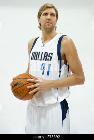 Dallas, TX, USA. 28. Sep, 2015. 28. September 2015: Dallas Mavericks vorwärts Dirk Nowitzki #41 während der Dallas Mavericks Medientag stellt statt an das American Airlines Center in Dallas, TX Credit: Cal Sport Media/Alamy Live News Stockfoto