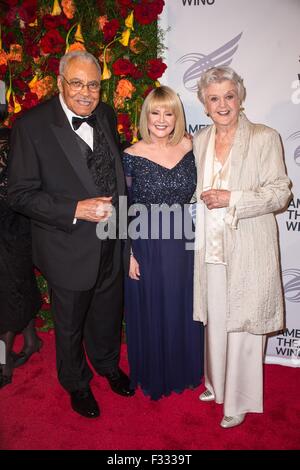 New York, NY, USA. 28. Sep, 2015. James Earl Jones, Cecilia Hart, Angela Lansbury im Ankunftsbereich für American Theatre Wing jährliche Gala 2015, The Plaza Hotel, New York, NY 28. September 2015. Bildnachweis: Steven Ferdman/Everett Collection/Alamy Live-Nachrichten Stockfoto