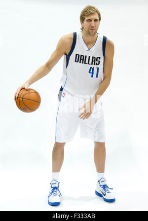 Dallas, TX, USA. 28. Sep, 2015. 28. September 2015: Dallas Mavericks vorwärts Dirk Nowitzki #41 während der Dallas Mavericks Medientag stellt statt an das American Airlines Center in Dallas, TX Credit: Cal Sport Media/Alamy Live News Stockfoto