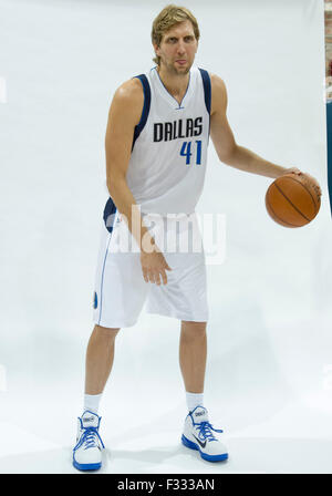 Dallas, TX, USA. 28. Sep, 2015. 28. September 2015: Dallas Mavericks vorwärts Dirk Nowitzki #41 während der Dallas Mavericks Medientag stellt statt an das American Airlines Center in Dallas, TX Credit: Cal Sport Media/Alamy Live News Stockfoto