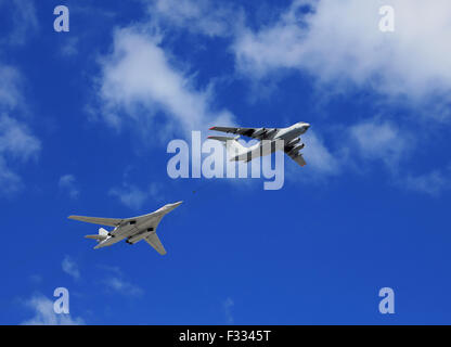 Betankung des russischen strategischen Bomber Tu-160 von der il-78-tanker Stockfoto