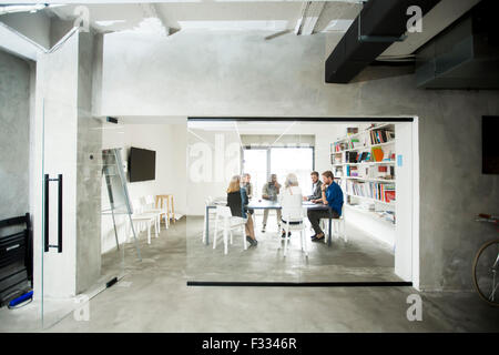 Junge Leute im Büro Stockfoto