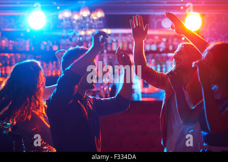 Glückliche Freunde tanzen Party in der Bar Stockfoto