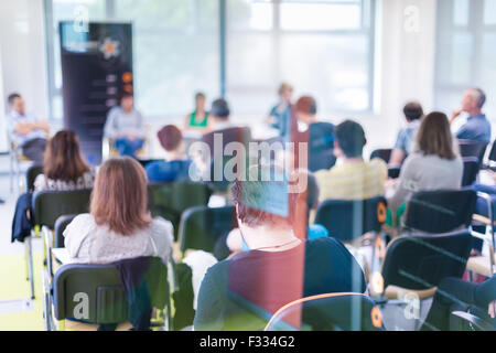 Round-Table-Gespräch auf der Business Convention. Stockfoto
