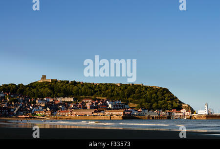 Scarborough Castle bei Sonnenuntergang Stockfoto