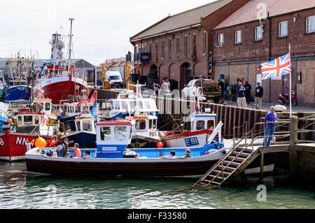 Touristen in einem Boot über Scarborough Harbour abzuweichen, North Yorkshire, England. Stockfoto