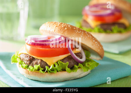 Käse-Burger mit Rindfleisch Patty Salat Zwiebel Tomaten Stockfoto