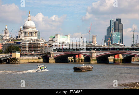 Polizeiboot patrouillierenden River Thames City of London Stockfoto