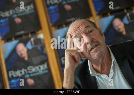 Datei - Datei Bild datiert 8. September 2015 zeigt Ralph Siegel seine Autobiographie in München präsentiert. FOTO: MATTHIAS BALK/DPA Stockfoto