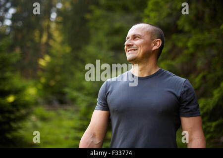 Kaukasischen Mann in einem Kiefernwald, Closeup Portrait mit selektiven Fokus Stockfoto