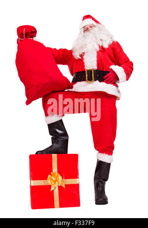 Santa Claus posiert mit Weihnachtsgeschenke Stockfoto