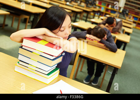 Studenten schlafen im Lesesaal der Universitätsbibliothek Stockfoto