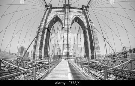Brooklyn Bridge in fisheye-Objektiv, schwarz / weiß im alten Filmstil, NYC, USA. Stockfoto
