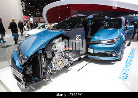 Toyota Auris Hybrid im Querschnitt auf der IAA 2015 Stockfoto