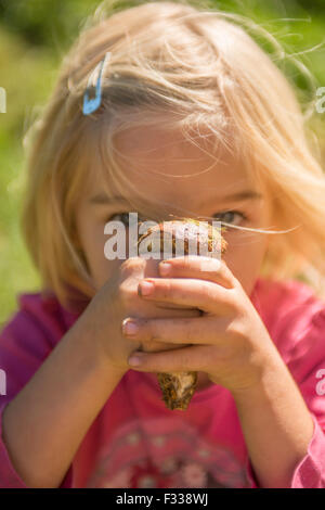 Porträt von Kind blondes Mädchen Abholung Pilze im Wald, machen Spaß, Sommer, Wald, Holz, Wald Stockfoto