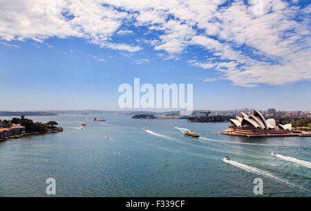 Sydney Harbour Blick vom Bridge Lookout an sonnigen Sommertag mit dem Personenverkehr Transport quer durch Stadt Stockfoto