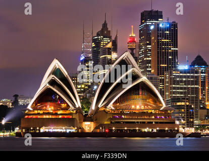 Sydney CBD Wahrzeichen high-Rise Gebäude Nahaufnahme durch den Hafen bei Sonnenaufgang mit elektrischer Beleuchtung Stockfoto
