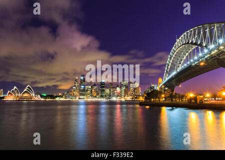 Stadt von Sydney CBD in Australien als Twilight aus über den Hafen mit Brücke und Wolkenkratzer Wahrzeichen Stockfoto