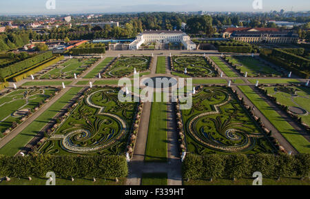 Hannover, Deutschland. 29. Sep, 2015. Schloss Herrenhausen Palast und den großen Garten der Herrenhäuser Gärten in Hannover, 29. September 2015. Foto: JULIAN STRATENSCHULTE/DPA/Alamy Live-Nachrichten Stockfoto