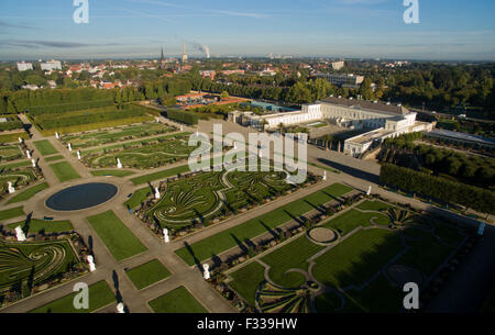 Hannover, Deutschland. 29. Sep, 2015. Schloss Herrenhausen Palast und den großen Garten der Herrenhäuser Gärten in Hannover, 29. September 2015. Foto: JULIAN STRATENSCHULTE/DPA/Alamy Live-Nachrichten Stockfoto