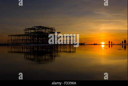 Brighton, Sussex, UK. 28. Sep, 2015. Die Ruinen von der West Pier unerschütterlich bei Sonnenuntergang bei einem "Super Ebbe" verstärkt durch die A Stockfoto