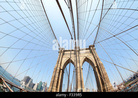 Brooklyn Bridge in fisheye-Objektiv, NYC, USA. Stockfoto