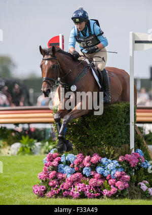 Alice Dunsdon und Fernhill vorhanden - Burghley House, Stamford, Großbritannien - Die Cross Country Phase, Land Rover Burghley Horse Trials, den 1. September 2012. Stockfoto