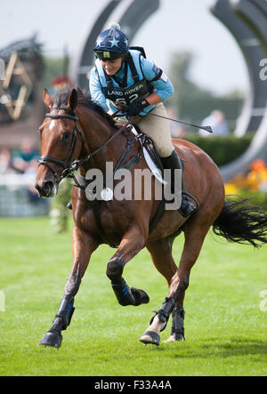 Alice Dunsdon und Fernhill vorhanden - Burghley House, Stamford, Großbritannien - Die Cross Country Phase, Land Rover Burghley Horse Trials, den 1. September 2012. Stockfoto