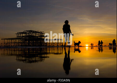 Brighton, Sussex, UK. 28. Sep, 2015. Die Ruinen von der West Pier unerschütterlich bei Sonnenuntergang bei einem "Super Ebbe" verstärkt durch die A Stockfoto