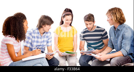 Zusammengesetztes Bild von College-Studenten, die Hausaufgaben Stockfoto