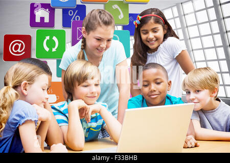 Zusammengesetztes Bild der niedlichen Schülerinnen und Schüler mit Tablet-PC in der Bibliothek Stockfoto