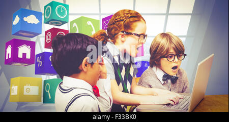Zusammengesetztes Bild von Schülerinnen und Schülern mit laptop Stockfoto