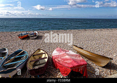 kleine Boote angebunden auf Chesil Beach Stockfoto