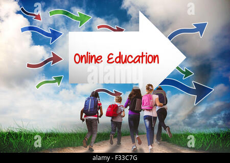 Online-Bildung gegen Straße führt bis zum Horizont Stockfoto